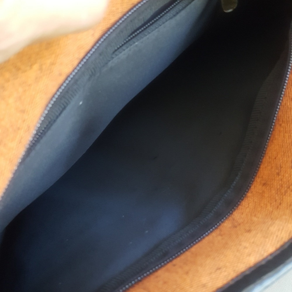 Open Hand Messenger Bag - Picture 4 of 6